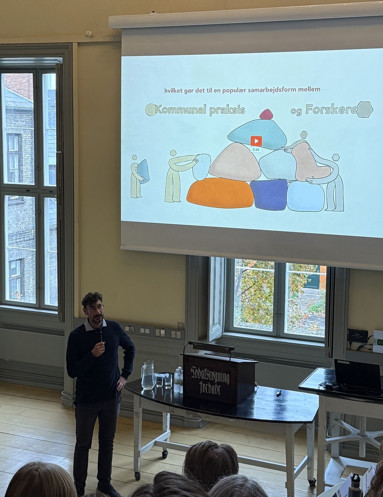 Person der præsenterer et forskningsprojekt