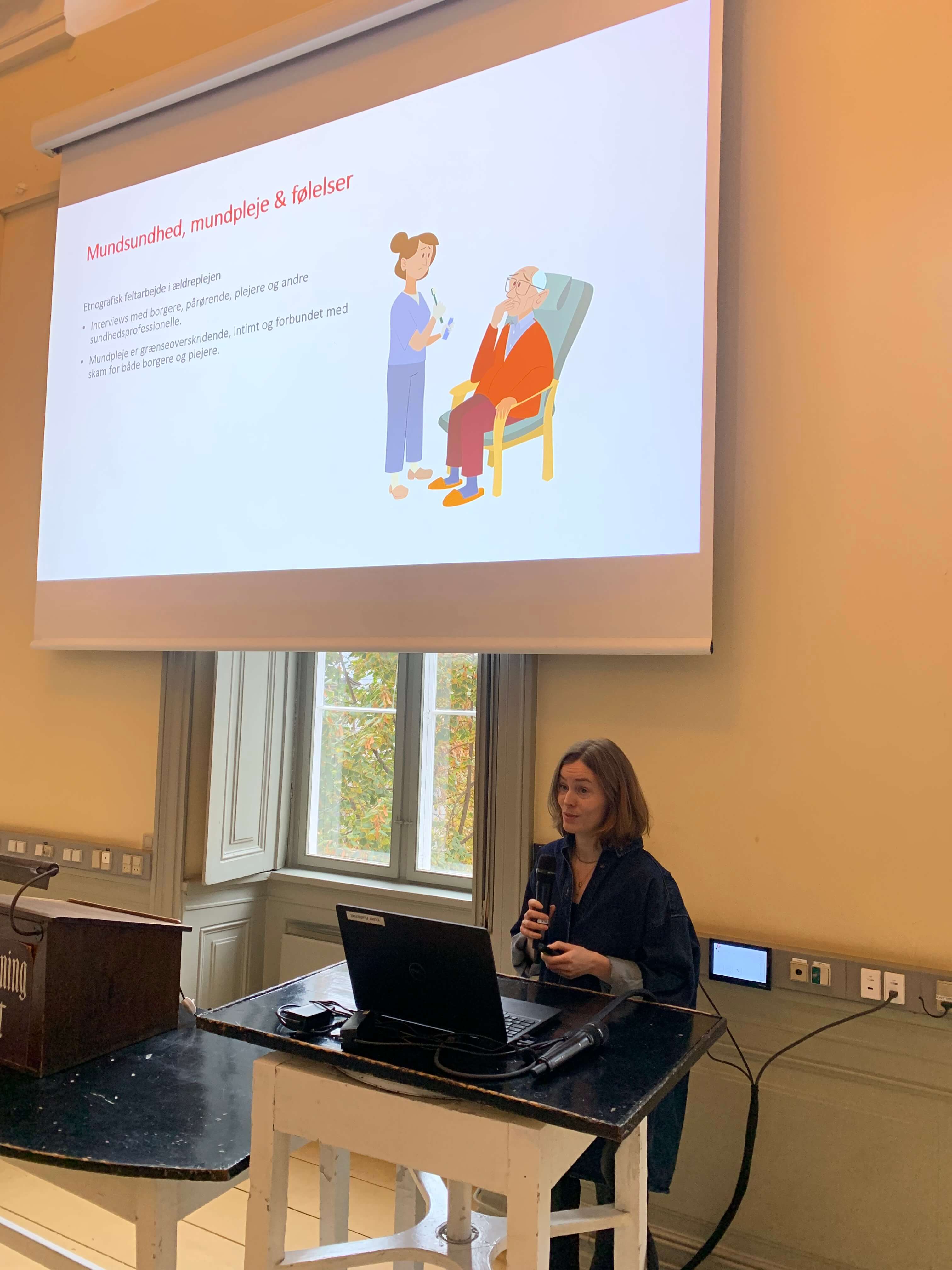 Person der præsenterer et forskningsprojekt